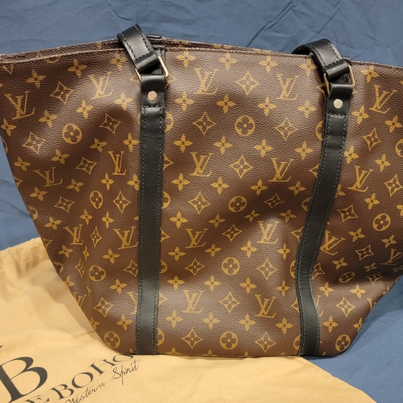 Louis Vuitton Monogram Tote Bag - Picture 4 of 7
